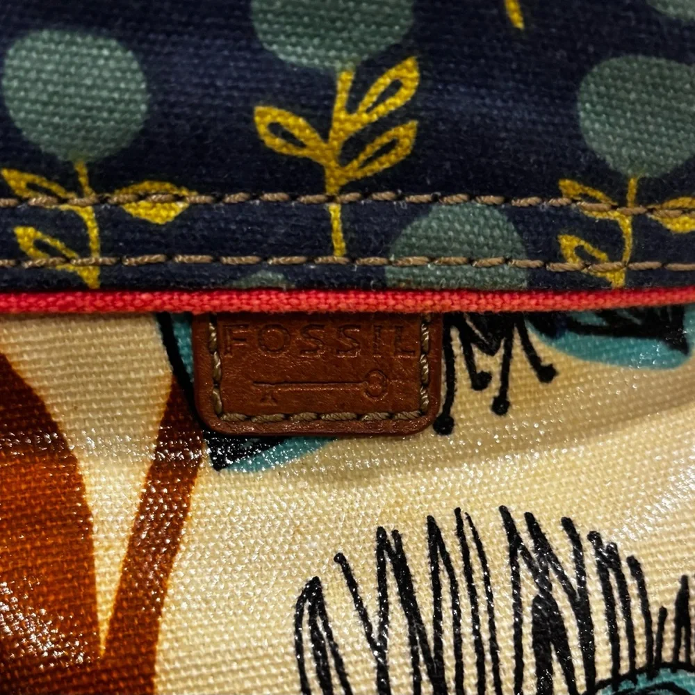 Fossil Key-Per Collection Tote Bag + Cell Phone Case – Retro Floral Print - Picture 5 of 5